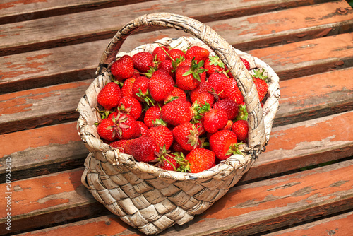 Obraz na płótnie Fresh strawberries in a birch bark basket w salonie