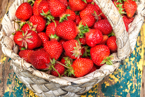 Obraz na płótnie Fresh strawberries in a birch bark basket w salonie