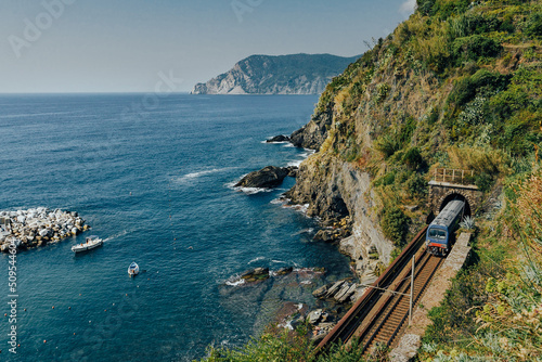 Vernazza, Italien mit Bahnlinie