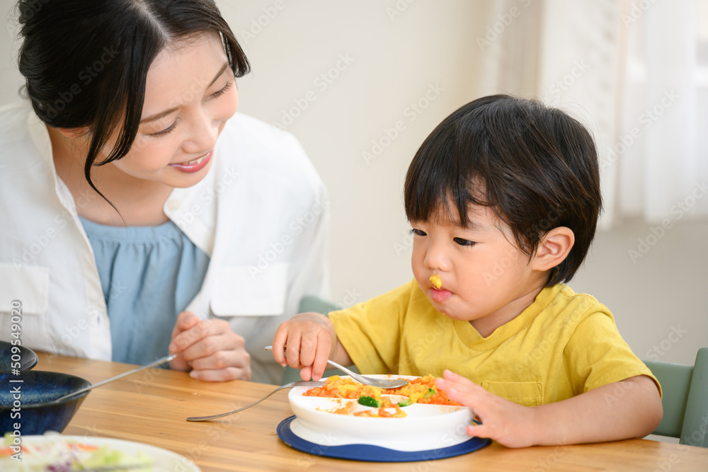 よく食べる幼児のいる食卓 おかずついちゃったかわいい よく食べる幼児のいる食卓 おかずついちゃったかわいい