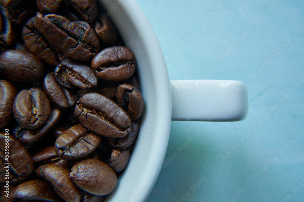 Fototapeta premium ziarna kawy w filiżance z bliska 