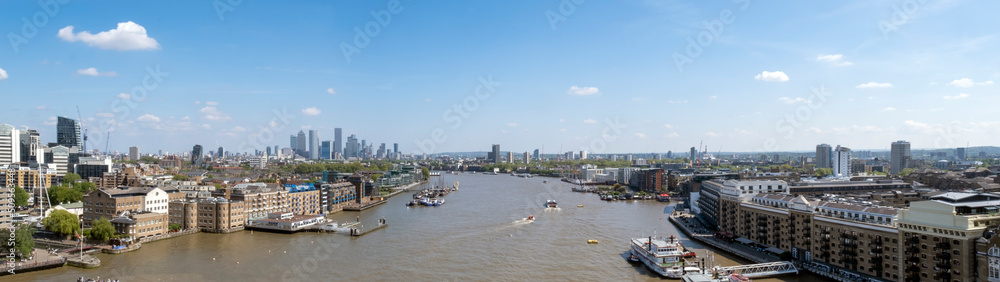 Large panoramic view of Thames river and London city