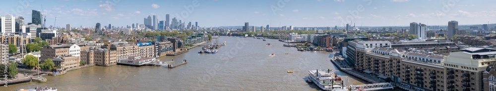 Large panoramic view of Thames river and London city
