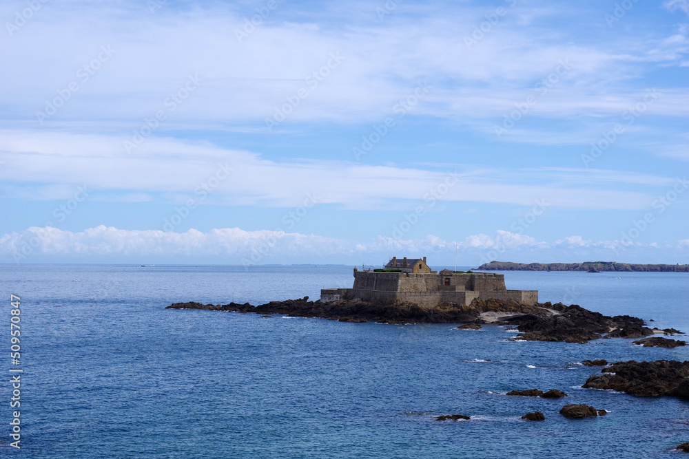 Vue sur l'océan depuis la ville de Saint-Malo Vue sur l'océan depuis la ville de Saint-Malo