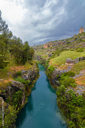 In a closed meander of the river Júcar the promontory on which the town of Alarcón sits stands.