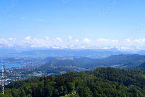 Aerial view of Lake Zürich and Canton Zürich with the Swiss Alps in the background seen from local mountain Uetliberg on a sunny spring day. Photo taken May 18th, 2022, Zurich, Switzerland. © Michael Derrer Fuchs