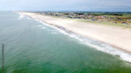 Photo aerial view of the long beach and ocean in jutland near Vrist, harboøre ,lemvig,
