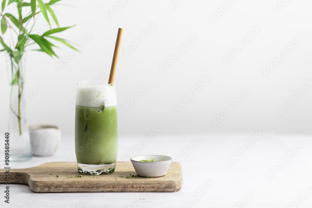 verre de thé japonais matcha latte glacé et paille en bambou verre de thé japonais matcha latte glacé et paille en bambou