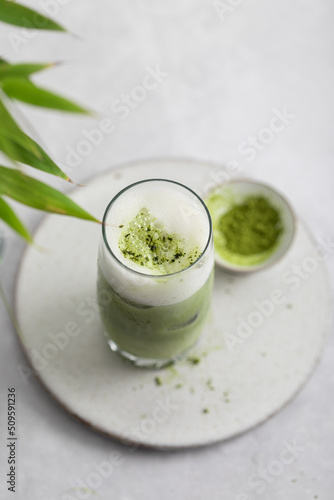 verre de thé japonais matcha latte glacé