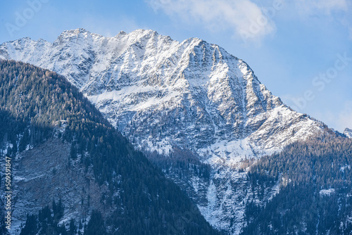 Schneeberge in der Leventina, Kanton Tessin, Schweiz © tauav