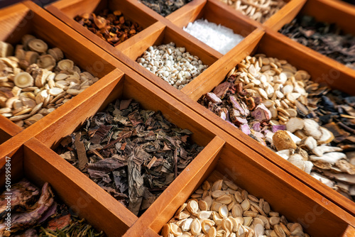 Obraz na plátně Herbal medicine,medicinal herbs and herbal medicinal root