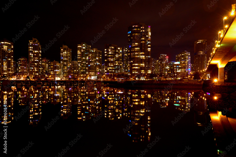 Obraz premium Cambie Bridge and Yaletown Lights Vancouver. The view of Yaletown across False Creek at night framed by the Cambie Bridge in Vancouver. British Columbia, Canada.
