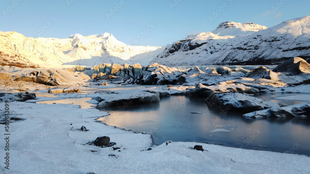 Obraz premium Jokulsarlon glacial lake, Iceland. Icebergs floating on water. Iceland landscape
