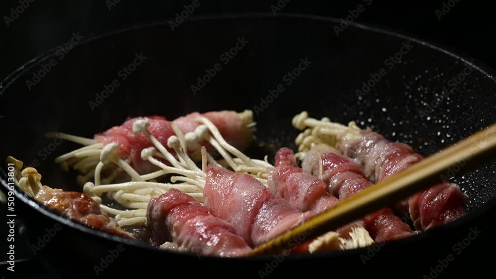 エノキの豚まきをフライパンで料理するシーンをタイムラプス