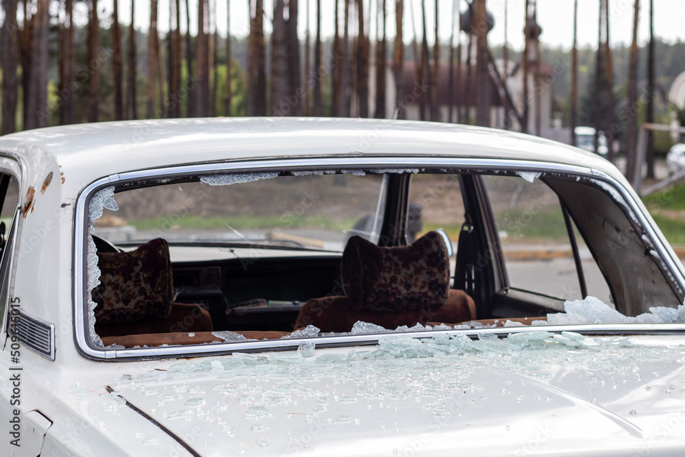 Obraz premium A car after an accident with a broken rear window. Broken window in a vehicle. The wreckage of the interior of a modern car after an accident, a detailed close-up view of the damaged car.