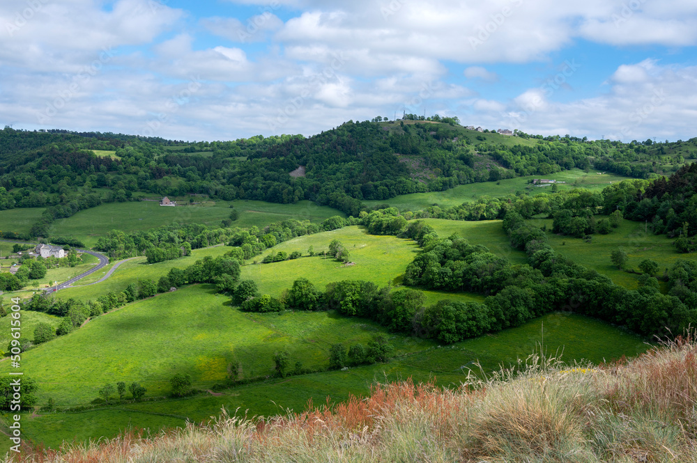 Paysage d'Auvergne au printemps dans le département du Cantal près de Murat en France