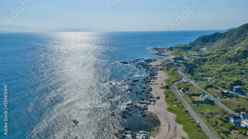 エメラルドグリーンの海の空撮