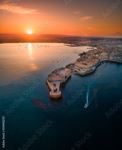 Obraz na płótnie Aerial view over the Island of Ortigia in Syracuse, Sicily, Italy w salonie