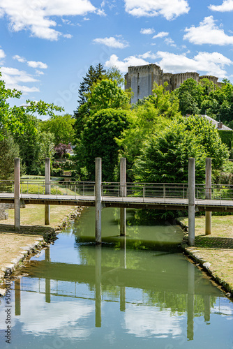 La village La Ferté-Milon, son centre ville, les ruines du château Louis d'Orléans et les quais de l'Ourcq. 