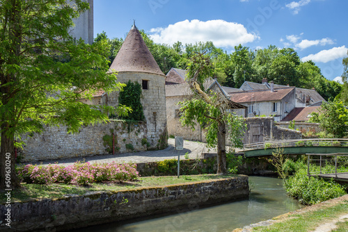 Fotografie La village La Ferté-Milon, son centre ville, les ruines du château Louis d'Orléans et les quais de l'Ourcq