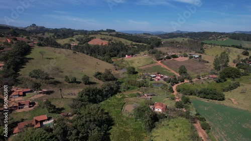 Wallpaper Mural Vista aérea da cidade de Caconde, no interior de São Paulo. Fazendas, plantações, criação de gado e pesqueiros pelo caminho. Brasil 2022. Torontodigital.ca