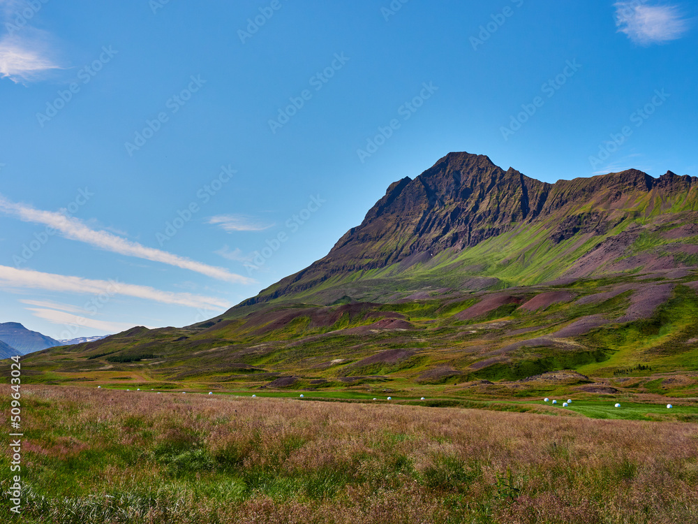 Islandia Husavik Hals montañas y prados verdes Islandia Husavik Hals montañas y prados verdes