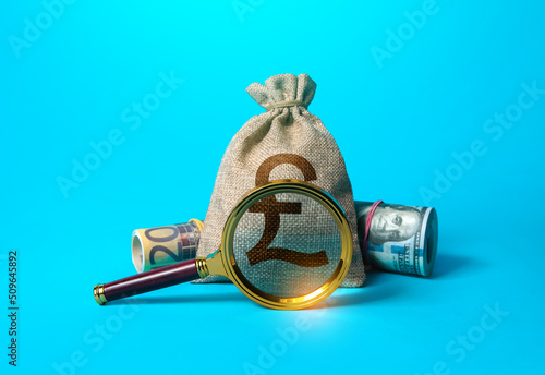 Fotografie British pound sterling money bag and magnifying glass