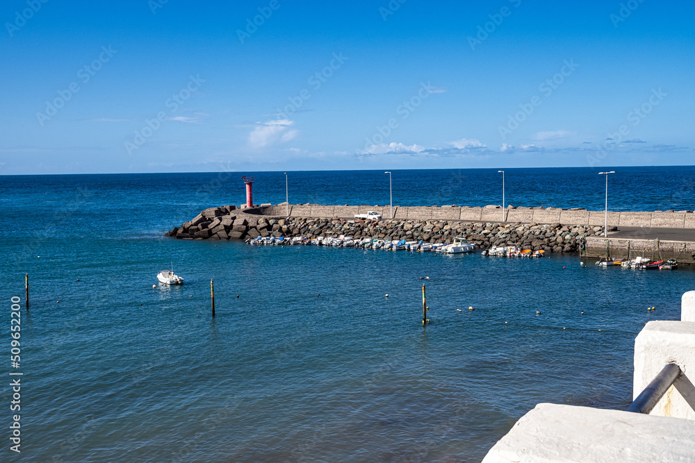 Obraz premium The port and beach Puerto de la Aldea of the Village of San Nicolas in Gran Canaria in Spain