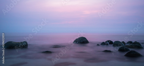 枯山水のような夕暮れ時の海と岩