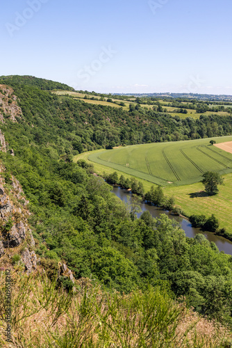 Paysage de la Suisse normande depuis les Rochers des Parc à Clécy par un jour de printemps