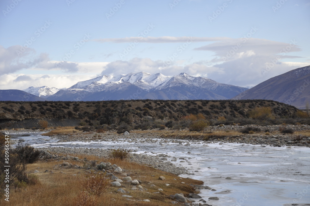 Montagnes enneigées et plaines de Patagonie, rivière glacée, plaque de glace