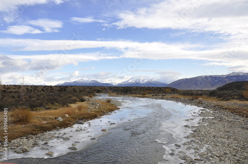 Montagnes enneig  es et plaines de Patagonie  rivi  re glac  e  plaque de glace
