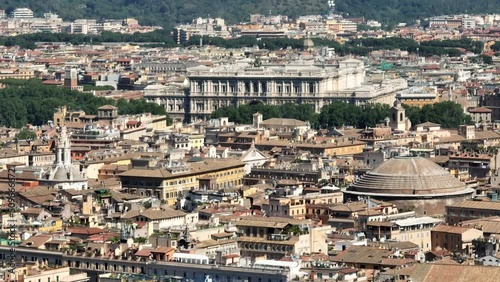 Vista aerea del centro storico di Roma, Italia.
Passaggio col drone sui monumenti di Roma: cupola, chiesa, Pantheon, Castel Sant'Angelo, Altare della Patria, Foro Romano, fiume Tevere, terrazze photo