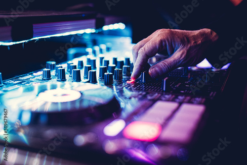Obraz na plátně Mains sur platines DJ mixe en soirée club