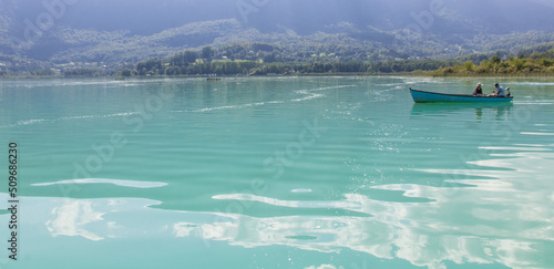 Le lac d'Aiguebelette est un lac naturel situé en France dans le département de la Savoie en région Auvergne-Rhône-Alpes © jef 77