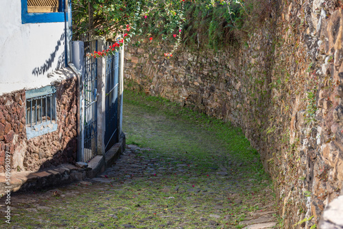 Ladeira descida em caminho antigo photo