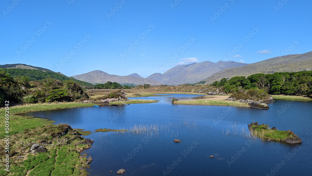 panorama sur un lac bleu au milieu de montagnes dans un parc national irlandais