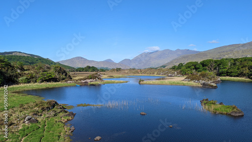 panorama sur un lac bleu au milieu de montagnes dans un parc national irlandais