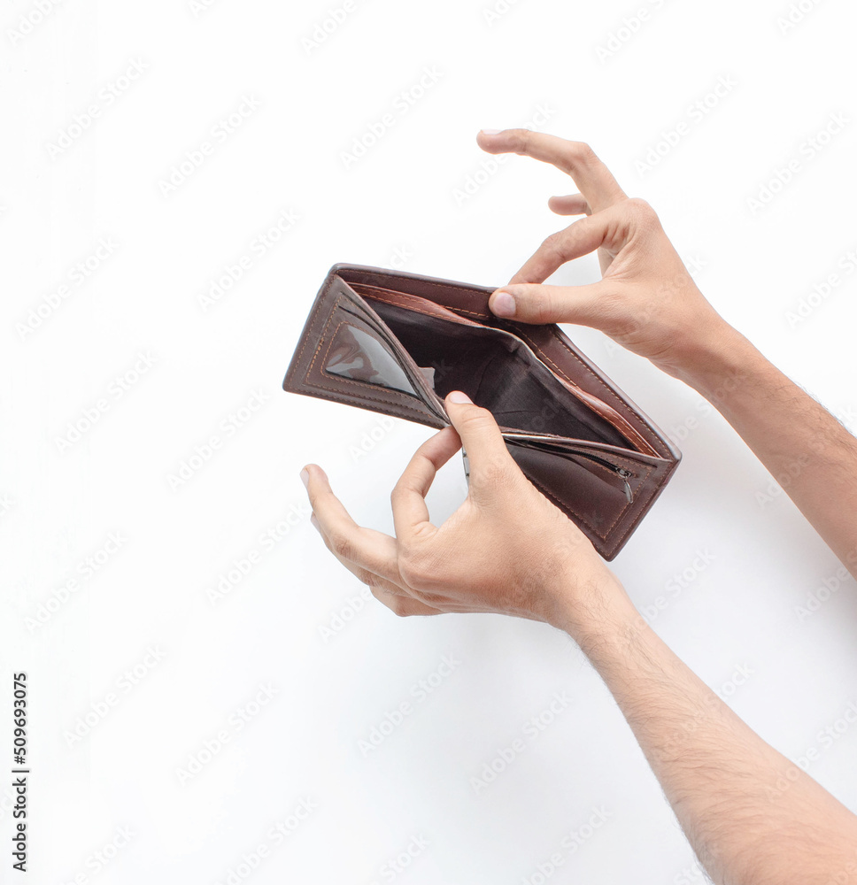 Foto de las manos de un hombre abriendo su cartera vacia por que no tiene  dinero ni efectivo pues esta en banca rota con un fondo blanco Photos |  Adobe Stock