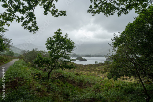 un chemin de randonnée qui longe un lac sauvage dans un parc national irlandais