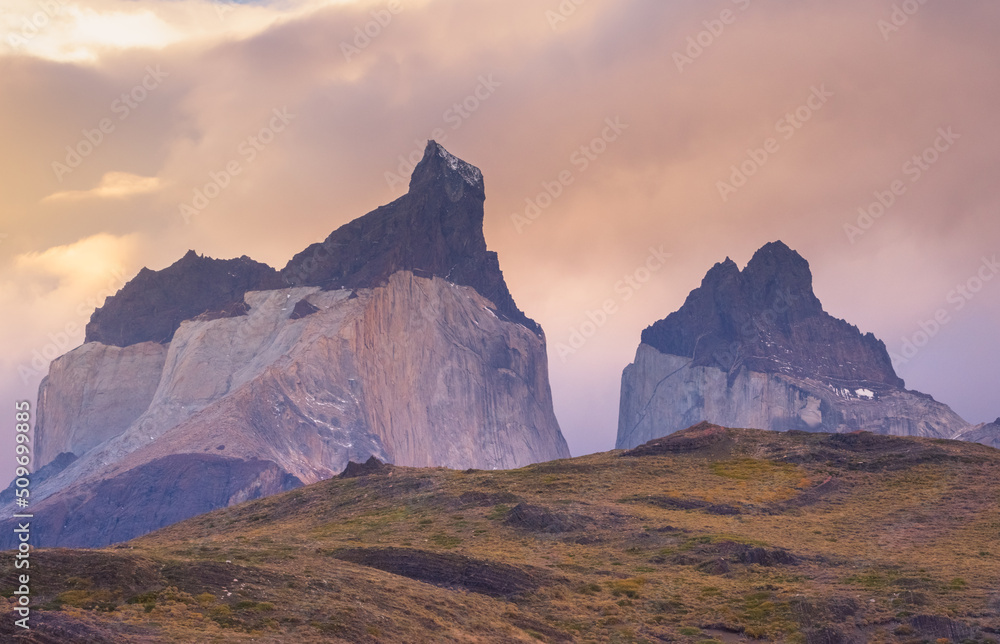 cuernos torres del Paine, octava maravilla del mundo, Magallanes, entre montes y cerros en atardecer con nubes moradas 