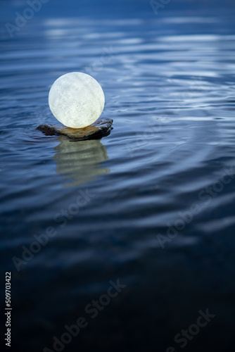 水面と月