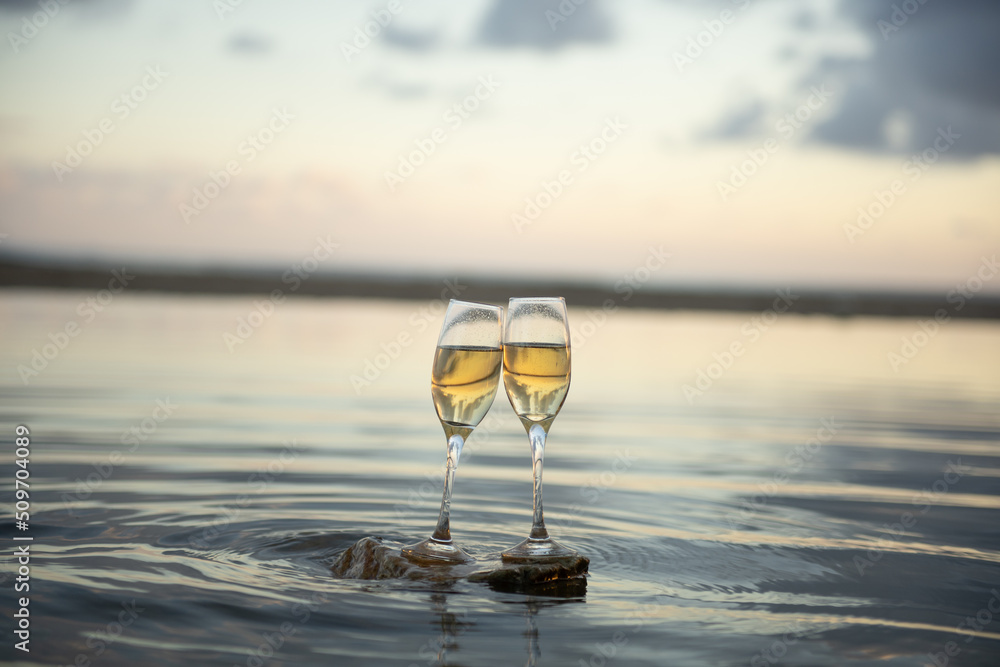Obraz premium 水面とワイングラス
