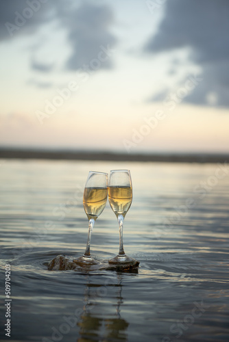 水面とワイングラス