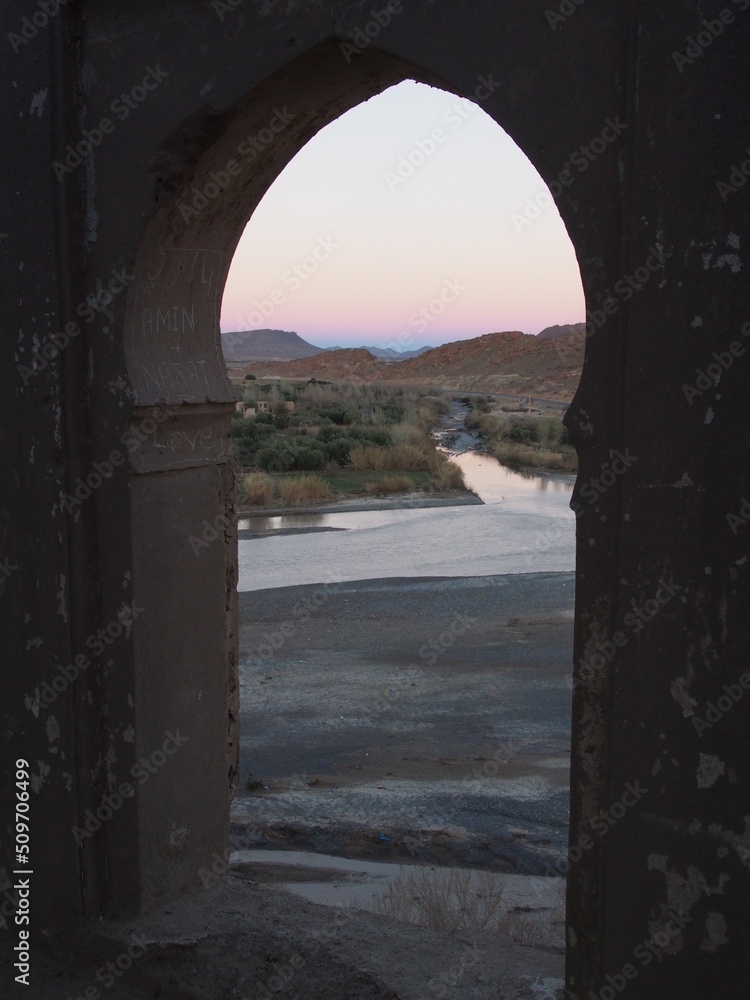 vue d'une rivière dans le désert à partir d'une fenêtre d'un vieux fort