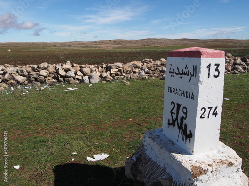 Une borne kilométrique dan les montagnes marocaines