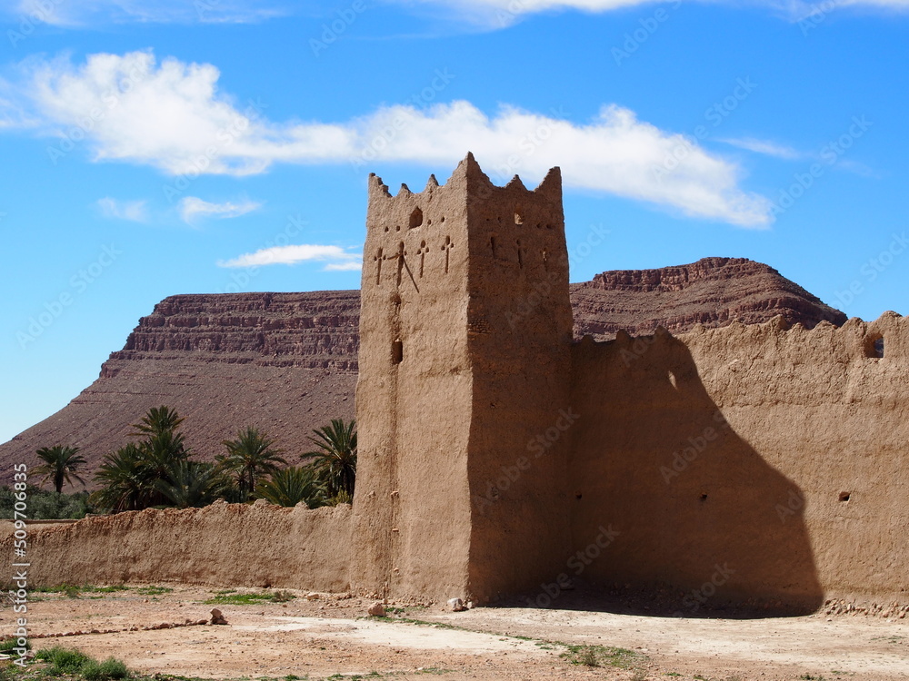 un vieux fort dans le sud marocain avant le désert 