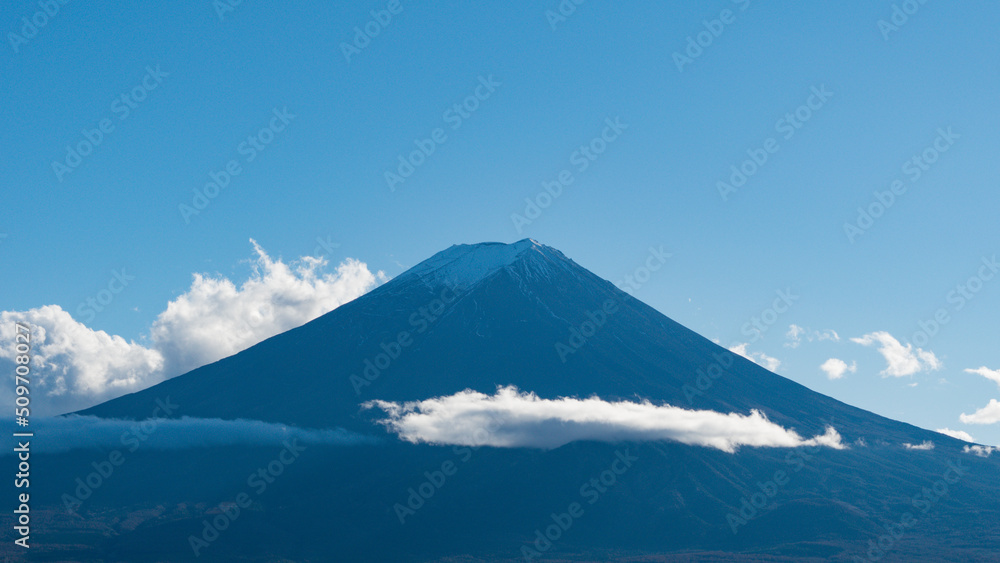 快晴の日本の富士山の絶景　そびえたつ富士山の背景素材　きれいな風景シルエット	
