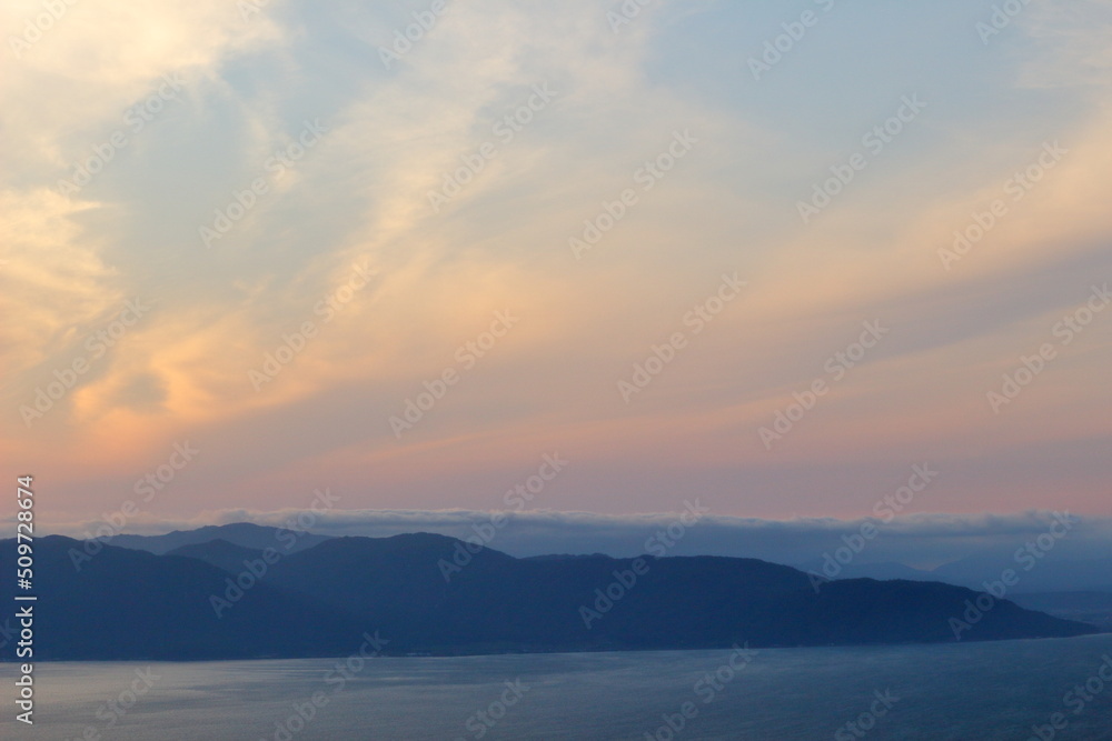 琵琶湖東岸の津田山の空奏テラスから眺める湖西の夕焼雲