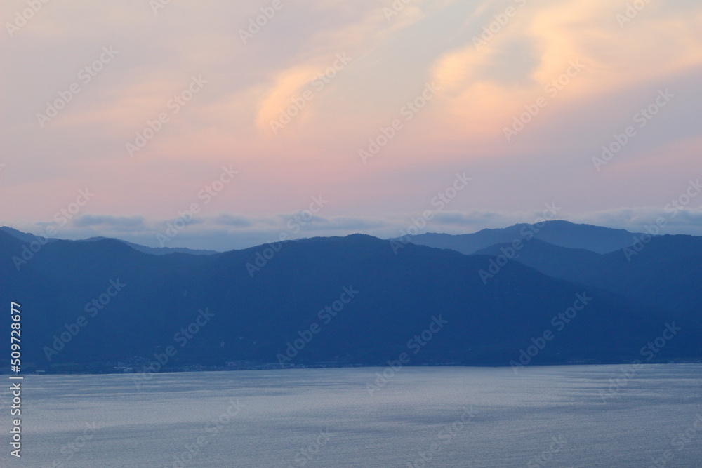 琵琶湖東岸の津田山の空奏テラスから眺める湖西の夕焼雲